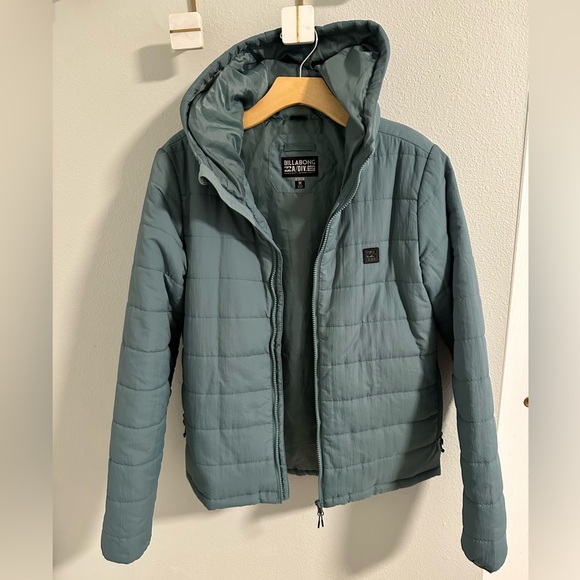 Billabong | A/Div Transport Puffer Zip Up Hooded Jacket in Sage | Size Medium - Picture 3 of 4